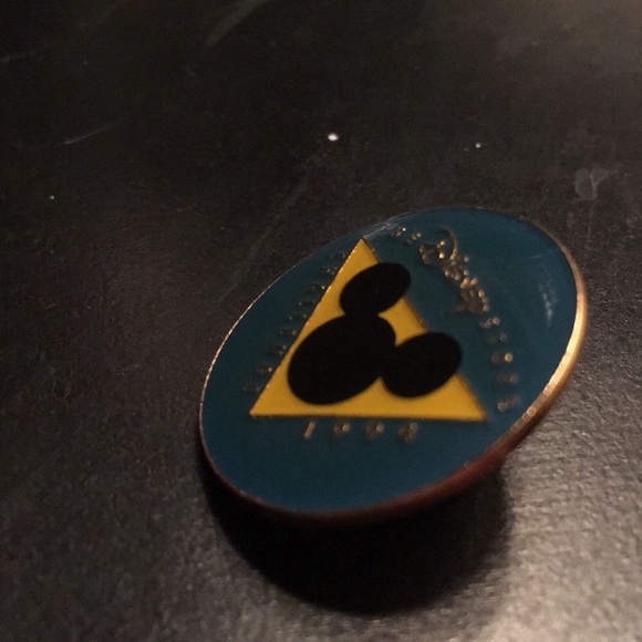 Vintage Disney Store Cast Member Pin 1994 - Picture 3 of 4